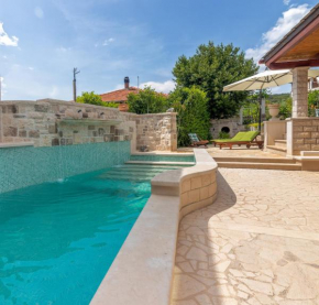 4 bedrooms seafront Villa LAURUS with heated pool for up to 8 people